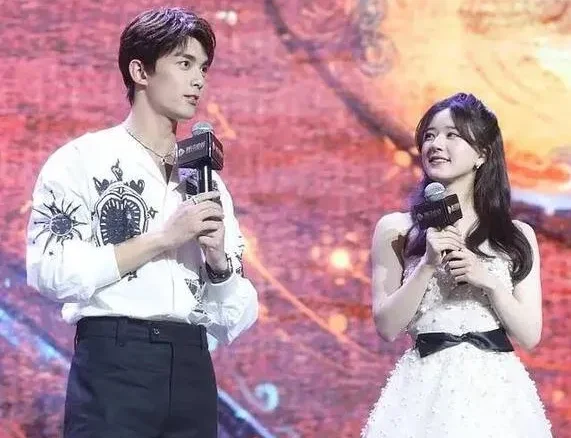 吴磊和赵露思什么时候官宣的(赵露思和吴磊突然官宣恋情,是真的吗？)-第5张图片-爱游哥学习网