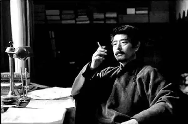 莫言是第一个获得诺贝尔奖的中国人吗