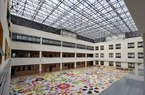 封闭式学校是怎么样的？什么叫封闭式学校？什么叫封闭式管理？