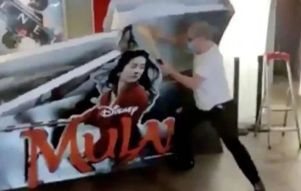 影院老板为什么会砸《花木兰》宣传板？