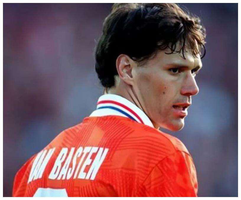 范巴斯滕在什么时候踢进零度角球？范巴斯滕零度角破门是在哪=一=场球-第2张图片-爱游哥学习网