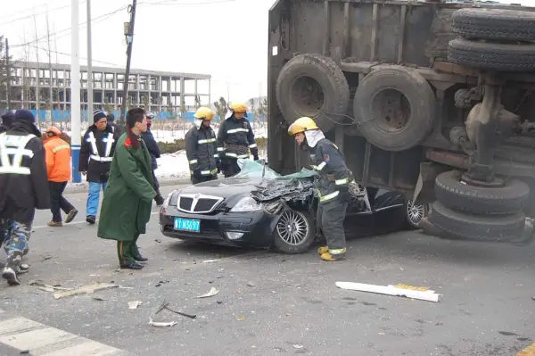 校车与货车相撞儿童如何自保？-第3张图片-爱游哥学习网