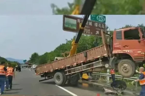 校车与货车相撞儿童如何自保？-第8张图片-爱游哥学习网