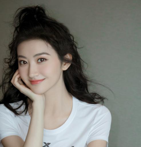 景甜背后势力到底有多大(演员景甜背后的势力是什么？)-第9张图片-爱游哥学习网