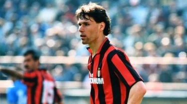 范巴斯滕在什么时候踢进零度角球？范巴斯滕零度角破门是在哪=一=场球-第11张图片-爱游哥学习网