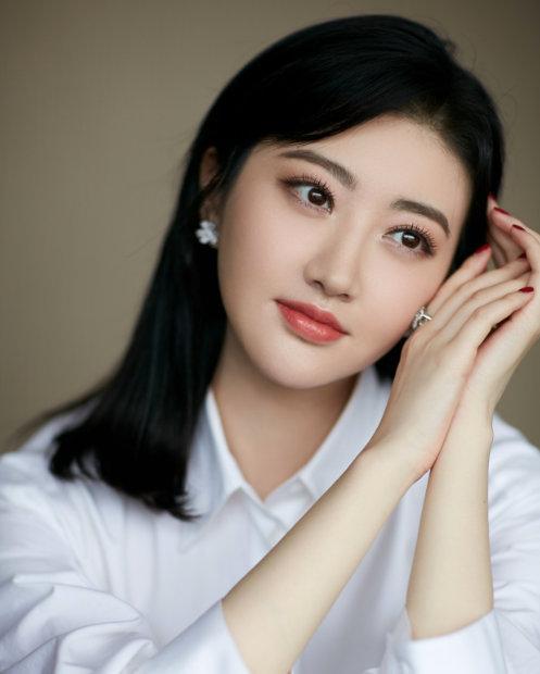 景甜背后势力到底有多大(演员景甜背后的势力是什么？)-第3张图片-爱游哥学习网