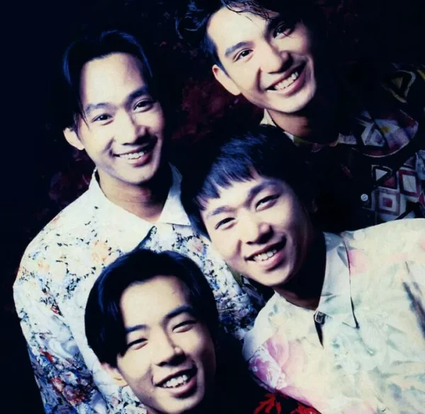 有关灰色轨迹的歌词是什么？灰色轨迹的歌词有那些？