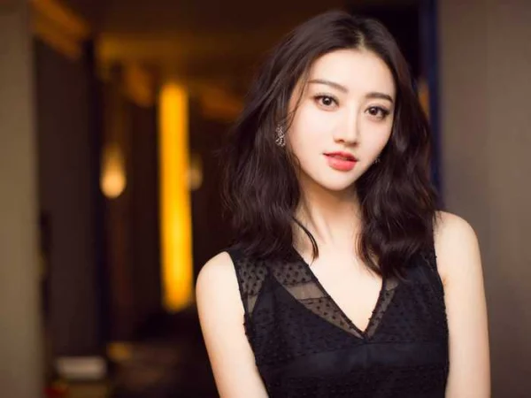 景甜背后势力到底有多大(演员景甜背后的势力是什么？)-第4张图片-爱游哥学习网