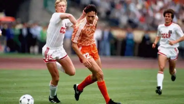 范巴斯滕在什么时候踢进零度角球？范巴斯滕零度角破门是在哪=一=场球-第6张图片-爱游哥学习网