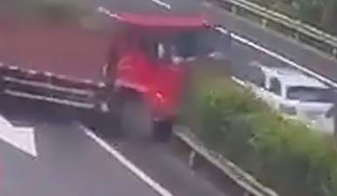 校车与货车相撞儿童如何自保？-第6张图片-爱游哥学习网